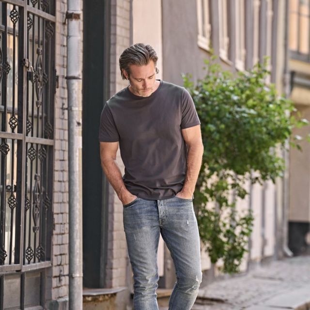 Model wearing Dark Grey Tee Jays Mens Luxury Tee in street