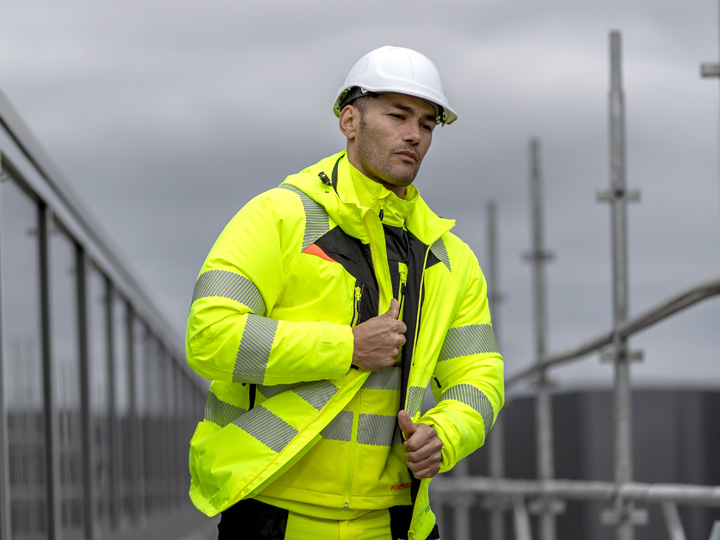 Worker wearing Portwest DX4 high-visibility outerwear